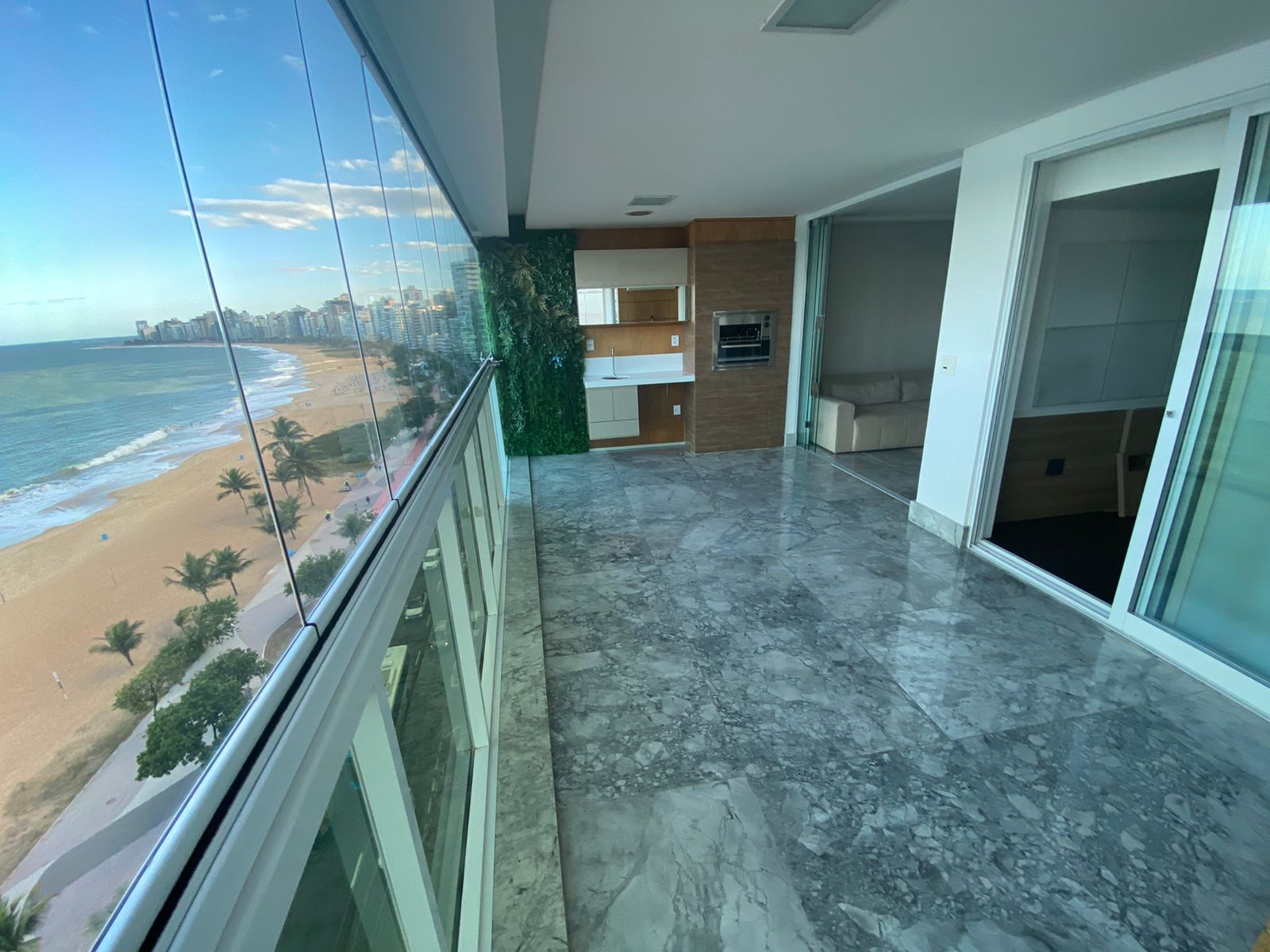 Apartamento frente mar com 2 suítes na Praia da Costa!